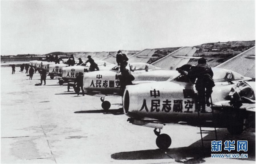 （新華全媒頭條&middot;人民空軍70年&middot;圖文互動(dòng)）（3）陽(yáng)光照耀奮飛的航程&mdash;&mdash;黨中央、中央軍委和習(xí)主席關(guān)心人民空軍建設(shè)發(fā)展紀(jì)實(shí)