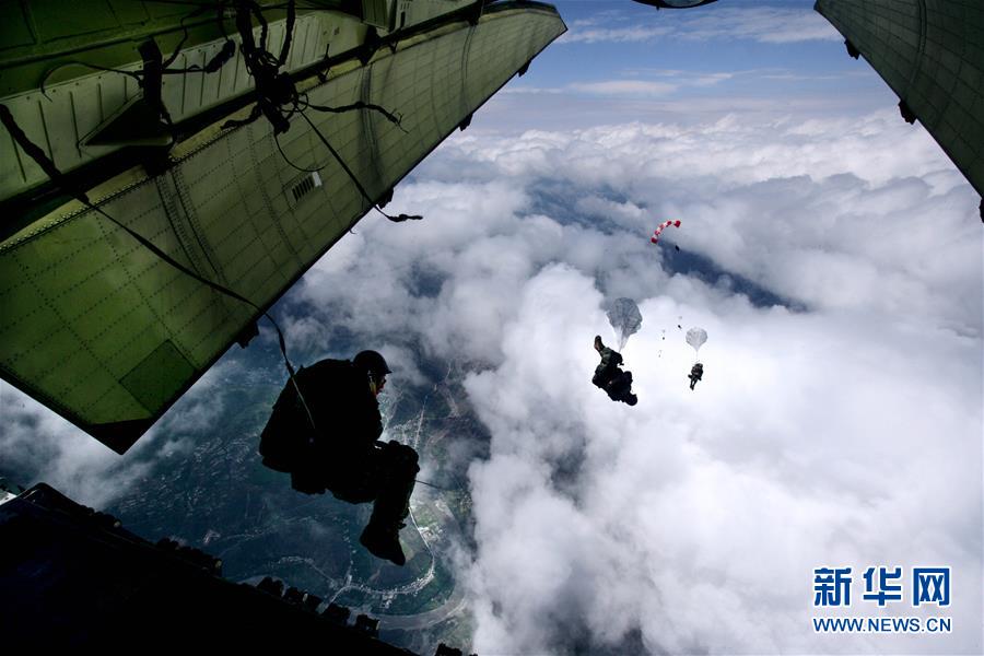 （新華全媒頭條&middot;人民空軍70年&middot;圖文互動(dòng)）（12）陽(yáng)光照耀奮飛的航程&mdash;&mdash;黨中央、中央軍委和習(xí)主席關(guān)心人民空軍建設(shè)發(fā)展紀(jì)實(shí)