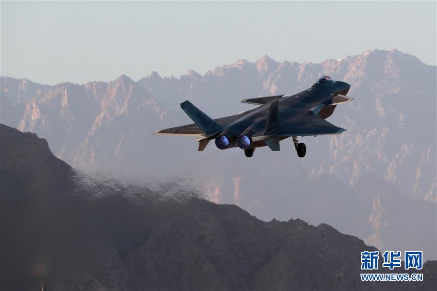 （新華全媒頭條&middot;人民空軍70年&middot;圖文互動(dòng)）（14）陽(yáng)光照耀奮飛的航程&mdash;&mdash;黨中央、中央軍委和習(xí)主席關(guān)心人民空軍建設(shè)發(fā)展紀(jì)實(shí)