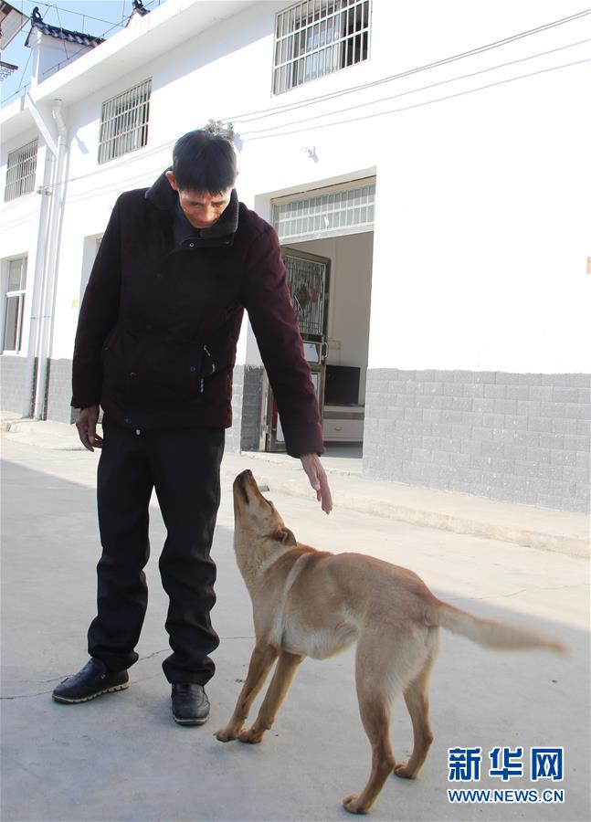 （四中全會精神在基層&middot;圖文互動）（1）記者手記：兩腳沾地，深切感悟什么叫&ldquo;以人民為中心&rdquo;