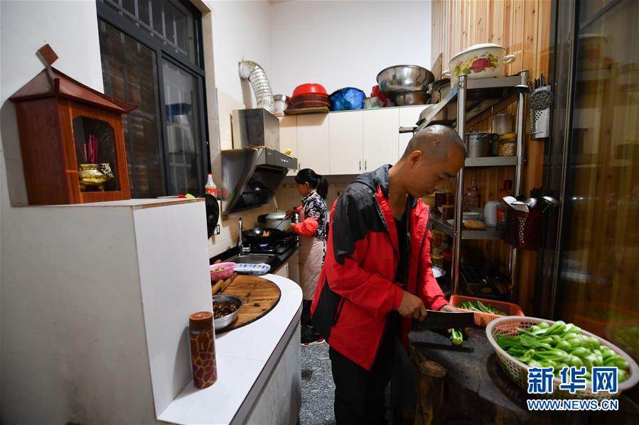 （圖文互動(dòng)）（8）鄉(xiāng)村攝影師、鄉(xiāng)村&ldquo;模特&rdquo;、民宿店主&mdash;&mdash;鄉(xiāng)村旅游推動(dòng)婺源農(nóng)民生活方式發(fā)生新變化