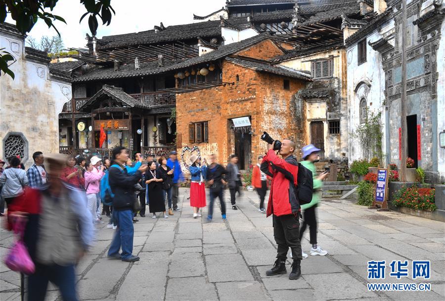 （圖文互動(dòng)）（11）鄉(xiāng)村攝影師、鄉(xiāng)村&ldquo;模特&rdquo;、民宿店主&mdash;&mdash;鄉(xiāng)村旅游推動(dòng)婺源農(nóng)民生活方式發(fā)生新變化