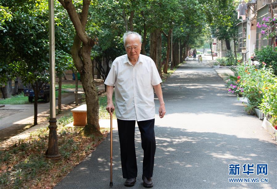 （新華全媒頭條&middot;圖文互動）（9）滄海橫流 信仰彌堅&mdash;&mdash;記共產(chǎn)黨員、湘潭大學(xué)九旬教授滄南