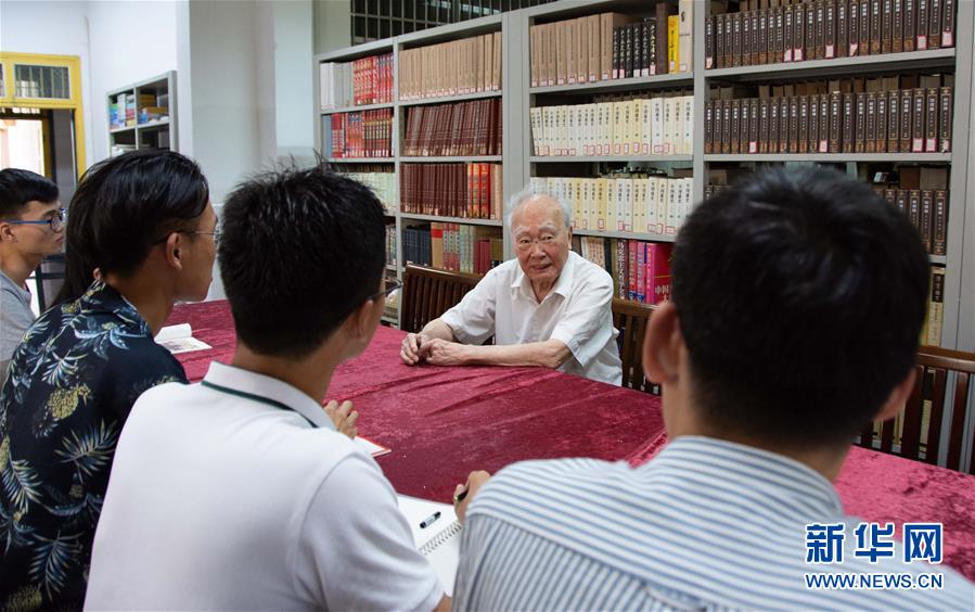 （新華全媒頭條&middot;圖文互動）（4）滄海橫流 信仰彌堅&mdash;&mdash;記共產(chǎn)黨員、湘潭大學(xué)九旬教授滄南