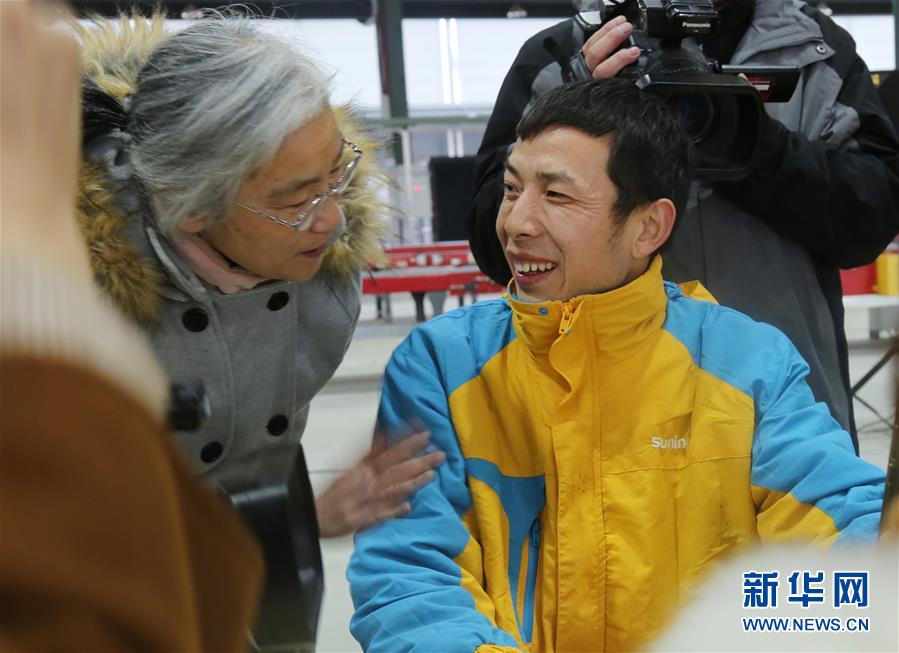 （圖文互動）（2）特寫：全國道德模范為&ldquo;快遞小哥&rdquo;送&ldquo;愛心禮包&rdquo;