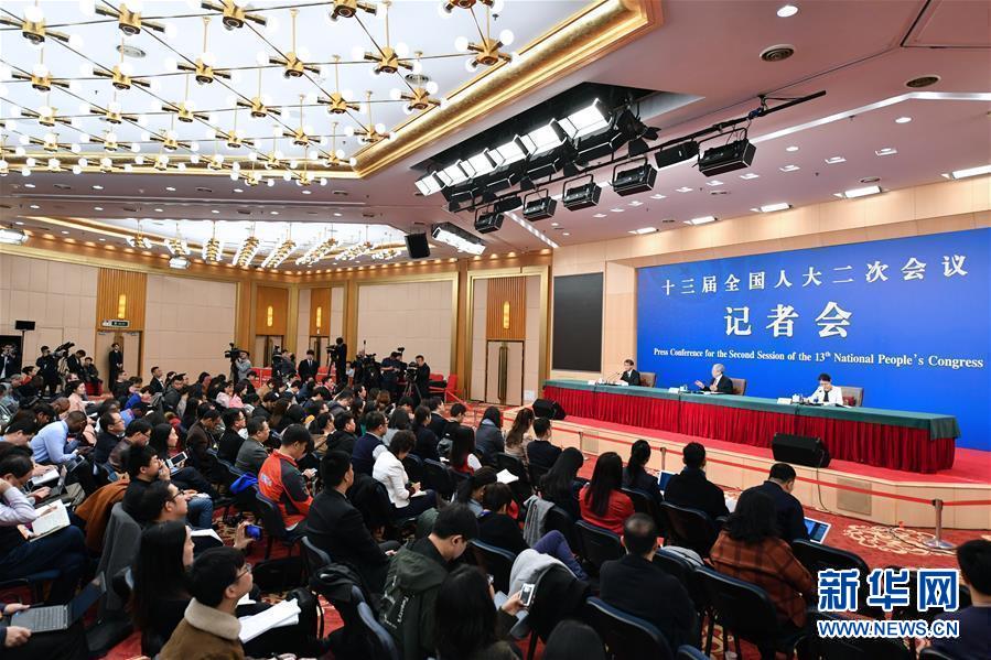 （兩會(huì)&middot;XHDW）（2）國(guó)務(wù)院扶貧辦主任劉永富就&ldquo;攻堅(jiān)克難&mdash;&mdash;堅(jiān)決打贏脫貧攻堅(jiān)戰(zhàn)&rdquo;答記者問