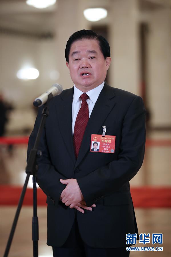 （兩會(huì)&middot;面對(duì)面）（2）全國(guó)人大代表接受采訪