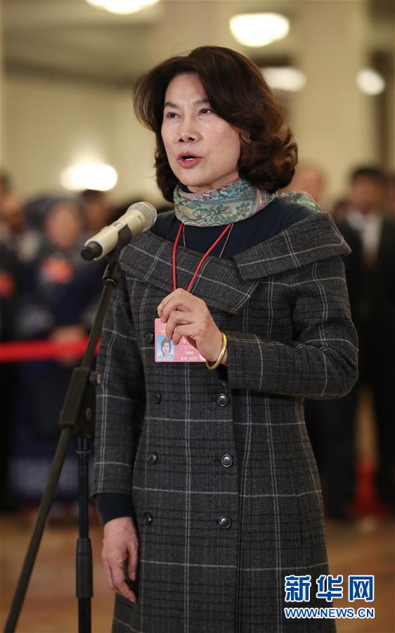 （兩會(huì)&middot;面對(duì)面）（8）全國(guó)人大代表接受采訪