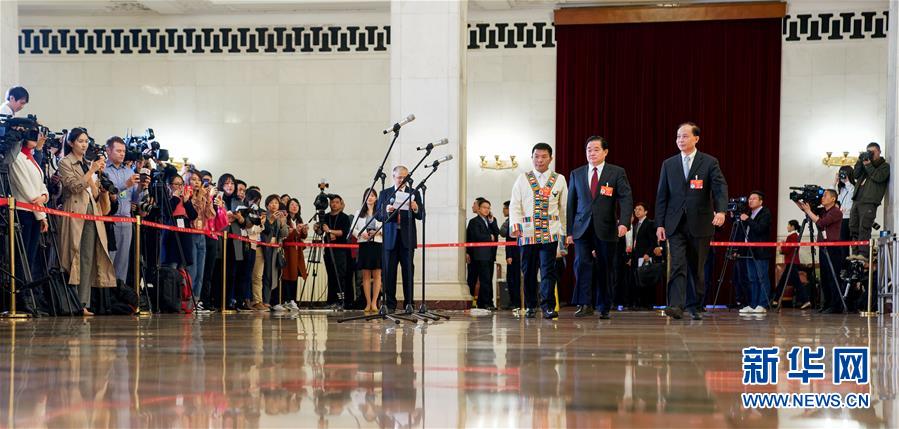 （兩會(huì)&middot;面對(duì)面）（13）全國(guó)人大代表接受采訪(fǎng)