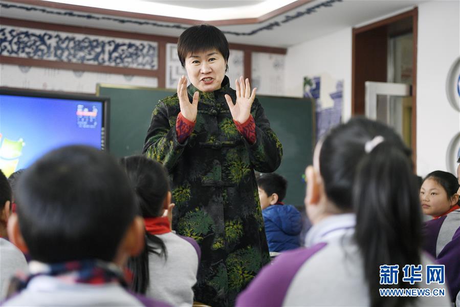 （兩會(huì)&middot;圖片故事）（5）全國人大代表馬恒燕：讓城鄉(xiāng)學(xué)生共享&ldquo;互聯(lián)網(wǎng)+教育&rdquo;優(yōu)質(zhì)資源