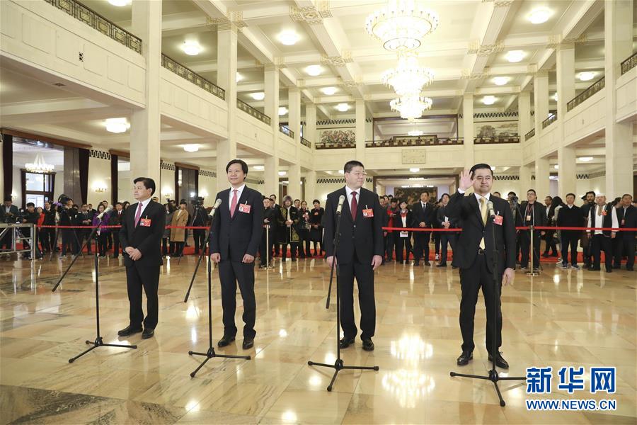 （兩會(huì)&middot;面對(duì)面&middot;XHDW）（12）全國(guó)人大代表接受采訪