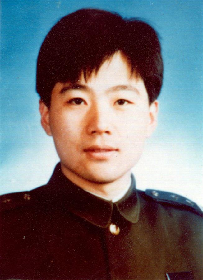 （為了民族復興&middot;英雄烈士譜&middot;圖文互動）民警袁時光：手捂?zhèn)谧汾s歹徒壯烈殉職