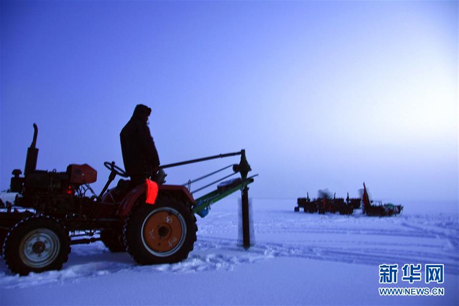 (新春走基層·圖文互動)(1)“干活的人不會冷”——直擊新疆吉力湖冬捕現(xiàn)場