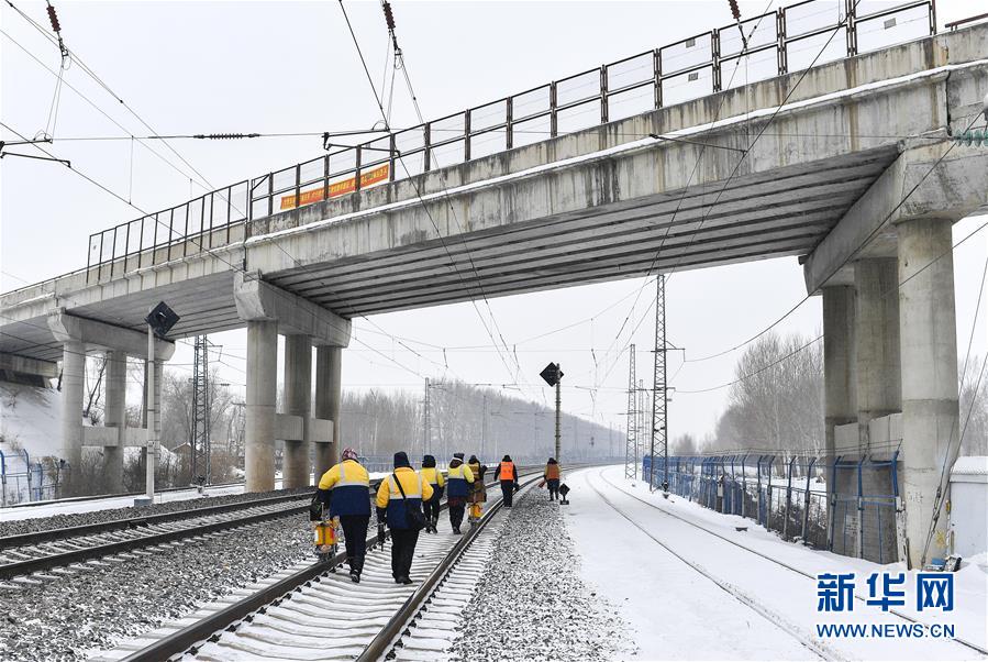 （新春走基層）（12）嚴寒下的&ldquo;鐵路醫(yī)生&rdquo;：風雪中守護回家路