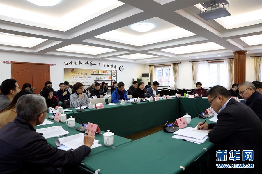 (新華全媒頭條·圖文互動(dòng))(7)為基層松綁減負(fù) 促干部擔(dān)當(dāng)作為——以習(xí)近平同志為核心的黨中央推進(jìn)“基層減負(fù)年”工作綜述