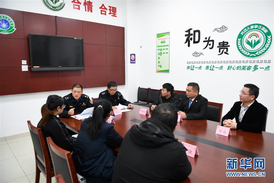 (新華全媒頭條·圖文互動(dòng))(10)為基層松綁減負(fù) 促干部擔(dān)當(dāng)作為——以習(xí)近平同志為核心的黨中央推進(jìn)“基層減負(fù)年”工作綜述