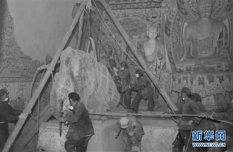 (時(shí)代先鋒·圖文互動(dòng))(3)此生不悔入沙海 勇?lián)厝问家?jiàn)金——敦煌研究院文物保護(hù)利用群體群像