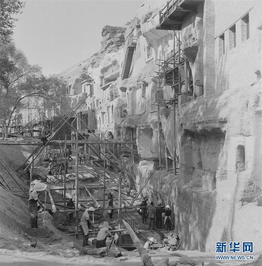 (時(shí)代先鋒·圖文互動(dòng))(4)此生不悔入沙海 勇?lián)厝问家?jiàn)金——敦煌研究院文物保護(hù)利用群體群像