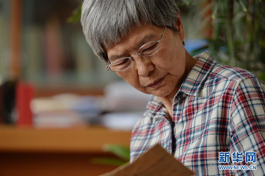 (時(shí)代先鋒·圖文互動(dòng))(6)此生不悔入沙海 勇?lián)厝问家?jiàn)金——敦煌研究院文物保護(hù)利用群體群像