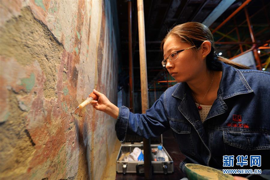 (時(shí)代先鋒·圖文互動(dòng))(8)此生不悔入沙海 勇?lián)厝问家?jiàn)金——敦煌研究院文物保護(hù)利用群體群像