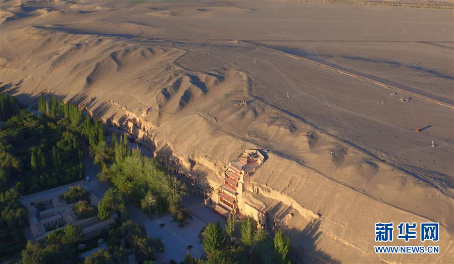 (時(shí)代先鋒·圖文互動(dòng))(12)此生不悔入沙海 勇?lián)厝问家?jiàn)金——敦煌研究院文物保護(hù)利用群體群像