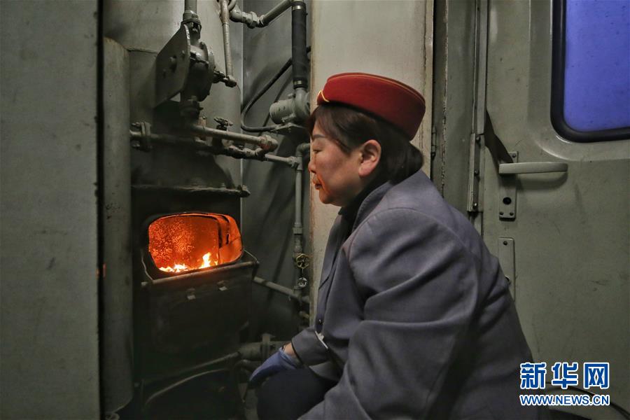 （新春走基層&middot;圖文互動(dòng)）（2）小康路上，與&ldquo;小慢車&rdquo;同行&mdash;&mdash;長(zhǎng)白山區(qū)綠皮火車二三事