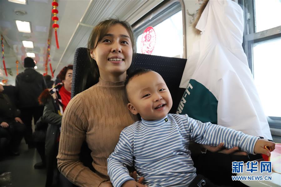 （新春走基層&middot;圖文互動(dòng)）（3）小康路上，與&ldquo;小慢車&rdquo;同行&mdash;&mdash;長(zhǎng)白山區(qū)綠皮火車二三事