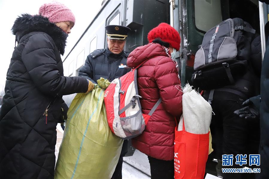 （新春走基層&middot;圖文互動(dòng)）（4）小康路上，與&ldquo;小慢車&rdquo;同行&mdash;&mdash;長(zhǎng)白山區(qū)綠皮火車二三事