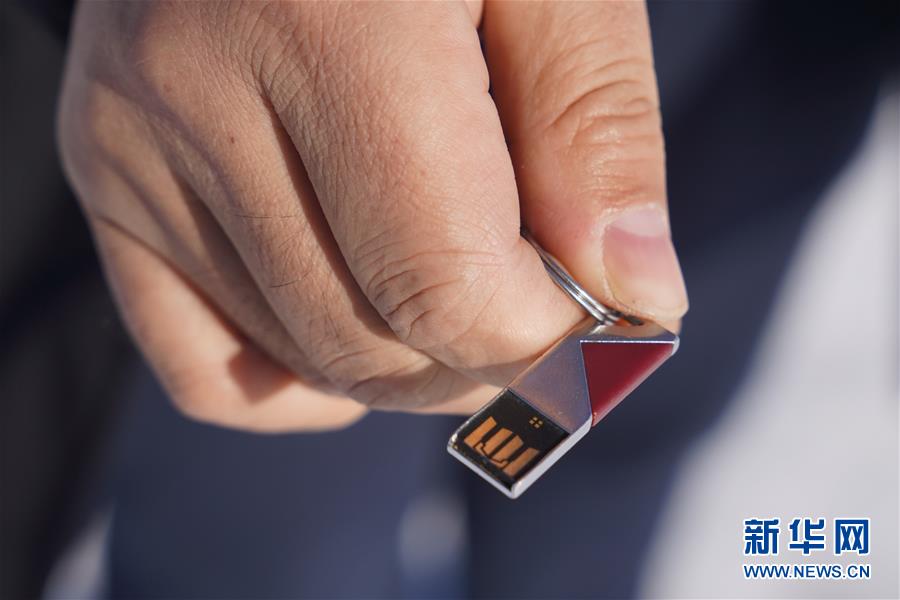 （新春走基層&middot;圖文互動(dòng)）（6）小鎮(zhèn)里的&ldquo;U盤(pán)書(shū)記&rdquo;