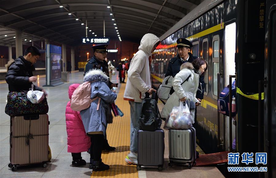 (新春走基層·圖文互動)(1)33小時的回家故事