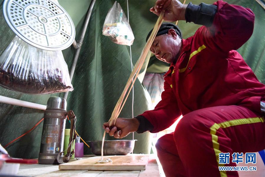 （新春走基層&middot;圖文互動(dòng)）（7）大漠中，一頂帳篷守歲五年