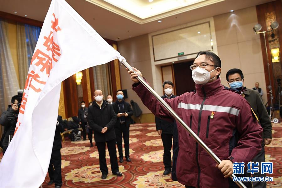 （新華全媒頭條&middot;圖文互動(dòng)）（3）黨旗，高高飄揚(yáng)在防控疫情斗爭(zhēng)第一線&mdash;&mdash;各級(jí)黨組織和廣大黨員干部投身疫情防控阻擊戰(zhàn)紀(jì)實(shí)