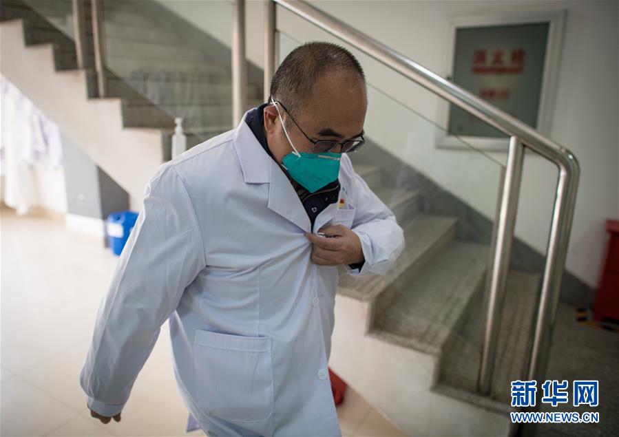 （新華全媒頭條&middot;聚焦疫情防控&middot;圖文互動(dòng)）（1）拼漸凍生命 與疫魔競(jìng)速&mdash;&mdash;記疫情&ldquo;風(fēng)暴眼&rdquo;中武漢金銀潭醫(yī)院院長(zhǎng)張定宇