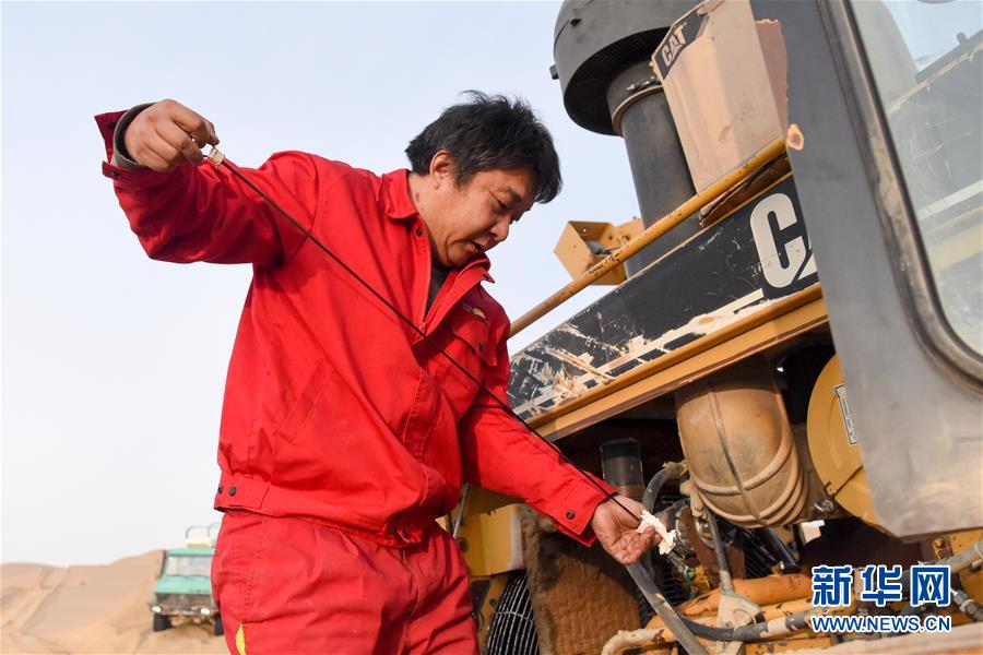 （新春走基層&middot;圖文互動(dòng)）（4）特寫：與車為伴，獨(dú)行沙海