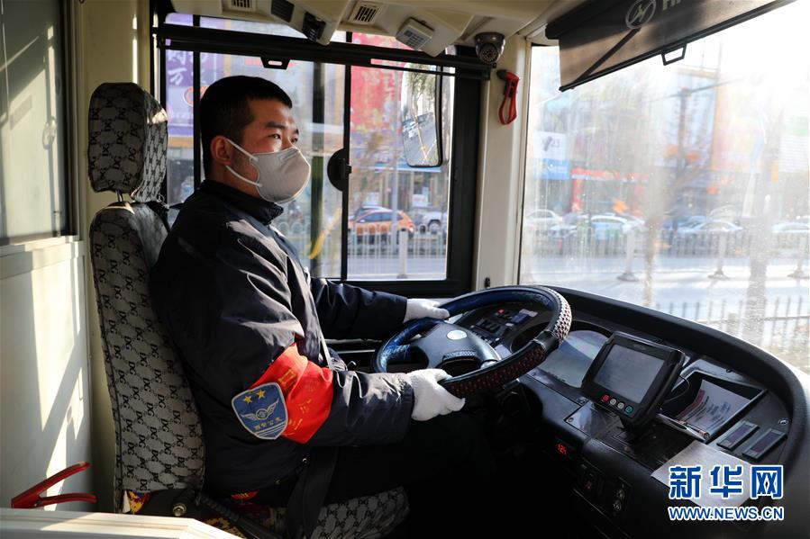 （聚焦疫情防控&middot;圖文互動(dòng)）（1）疫情下的公交司機(jī)：只要有一名乘客，我們也要堅(jiān)守！