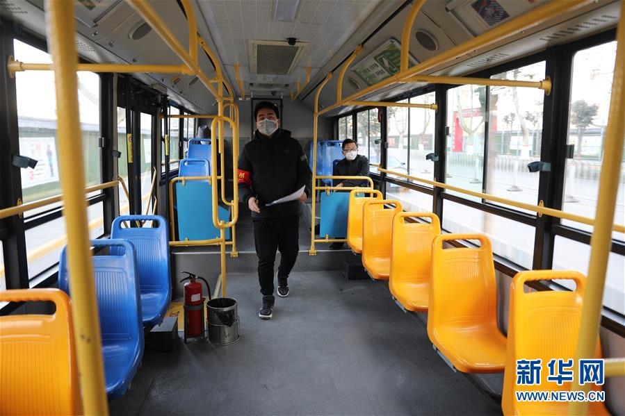 （聚焦疫情防控&middot;圖文互動(dòng)）（2）疫情下的公交司機(jī)：只要有一名乘客，我們也要堅(jiān)守！