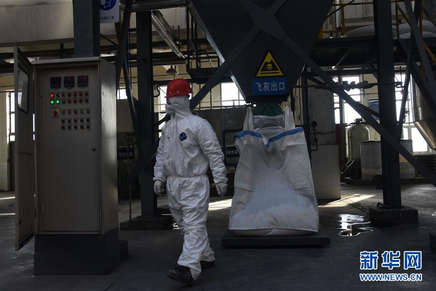 （聚焦疫情防控&middot;圖文互動(dòng)）（3）另類(lèi)&ldquo;白衣戰(zhàn)士&rdquo;：堅(jiān)守醫(yī)療廢物處置第一線