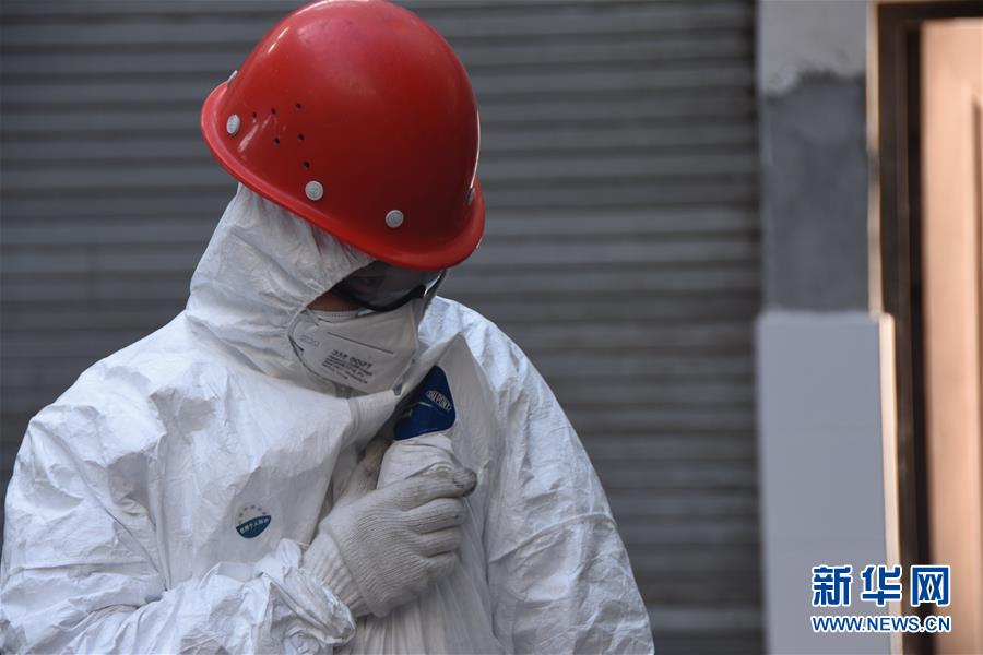 （聚焦疫情防控&middot;圖文互動(dòng)）（7）另類(lèi)&ldquo;白衣戰(zhàn)士&rdquo;：堅(jiān)守醫(yī)療廢物處置第一線