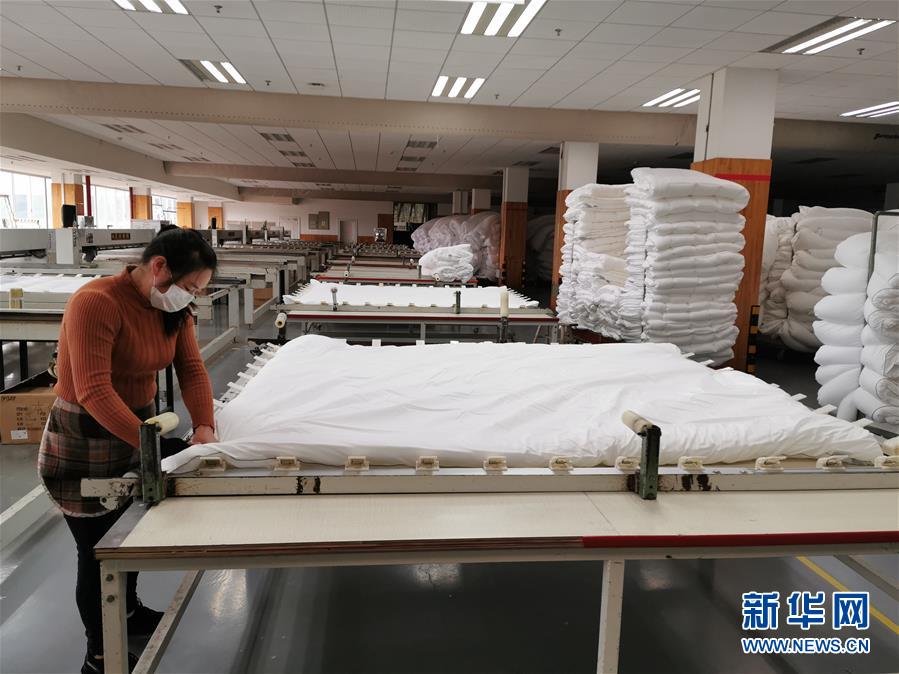 (來自經(jīng)濟(jì)前沿的故事·企業(yè)復(fù)工復(fù)產(chǎn)·圖文互動(dòng))(1)“開門紅包”變“消毒迎門”——長沙高新區(qū)一家企業(yè)復(fù)工的“拼勁”