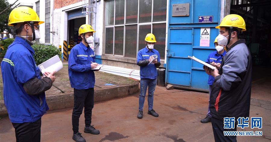 （來自經(jīng)濟(jì)前沿的故事&middot;企業(yè)復(fù)工復(fù)產(chǎn)&middot;圖文互動）（3）戴口罩、測體溫進(jìn)公司&mdash;&mdash;廣西柳工復(fù)工見聞