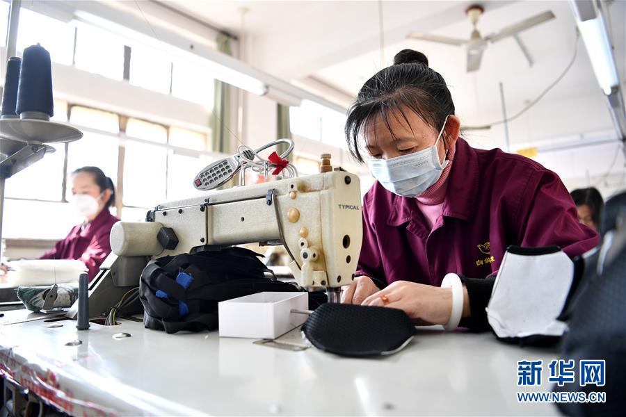 (圖文互動)(4)為防控疫情添磚加瓦——山西企業(yè)“跨界”生產(chǎn)防疫物資見聞