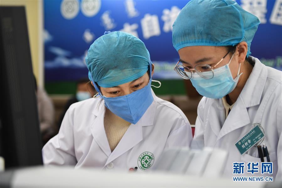 (聚焦疫情防控·圖文互動)(6)特寫:遠程醫(yī)療中心里的生命接力