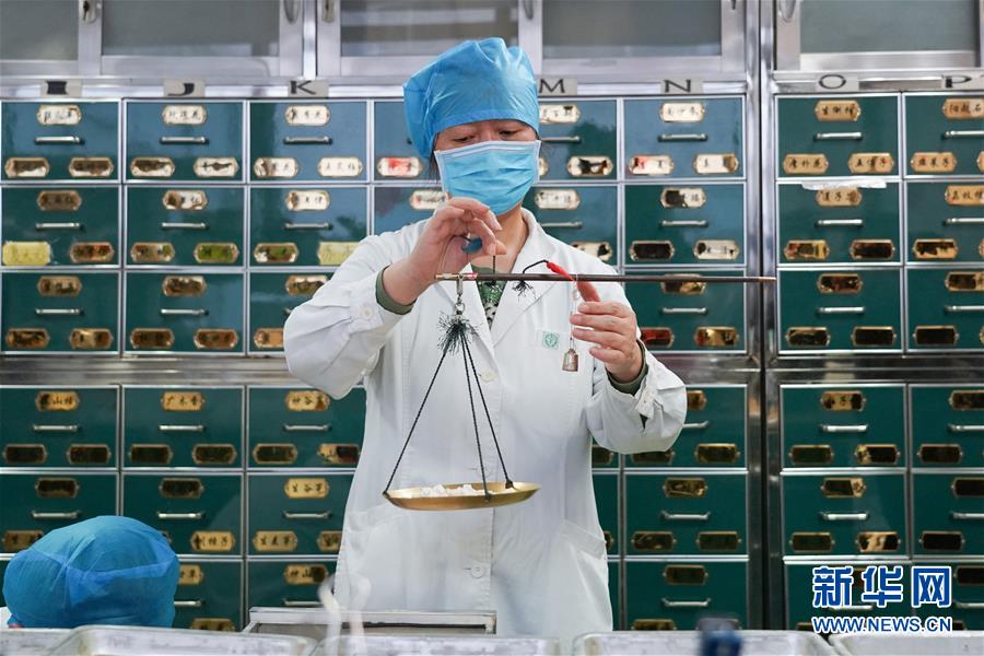 （聚焦疫情防控&middot;圖文互動(dòng)）（6）參與救治新冠肺炎確診病例超八成&mdash;&mdash;中醫(yī)藥在抗擊疫情中貢獻(xiàn)力量