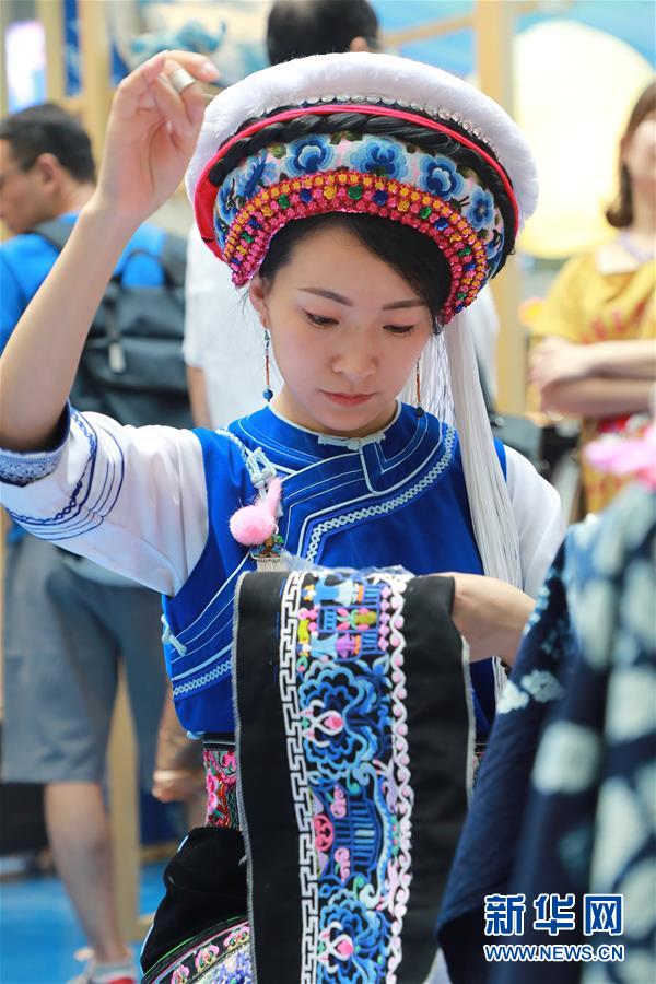 （脫貧攻堅風采錄&middot;帶頭人&middot;圖文互動）（3）背著娃繡著花 養(yǎng)活自己養(yǎng)活家&mdash;&mdash;夏華和13000名大山繡娘的&ldquo;中國夢&rdquo;