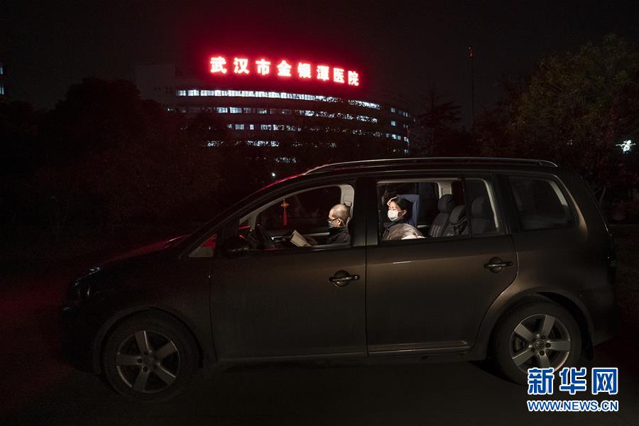 （一線抗疫群英譜&middot;圖文互動）（1）特寫：為節(jié)省10分鐘，這對醫(yī)護夫妻&ldquo;以車為家&rdquo;