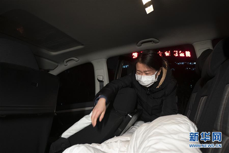 （一線抗疫群英譜&middot;圖文互動）（2）特寫：為節(jié)省10分鐘，這對醫(yī)護夫妻&ldquo;以車為家&rdquo;