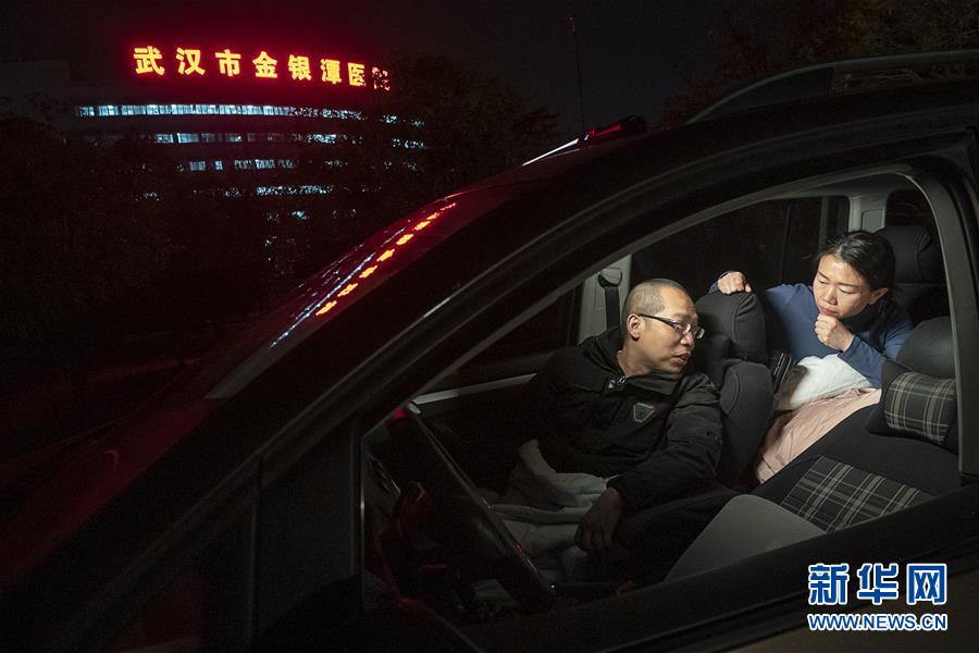 （一線抗疫群英譜&middot;圖文互動）（3）特寫：為節(jié)省10分鐘，這對醫(yī)護夫妻&ldquo;以車為家&rdquo;