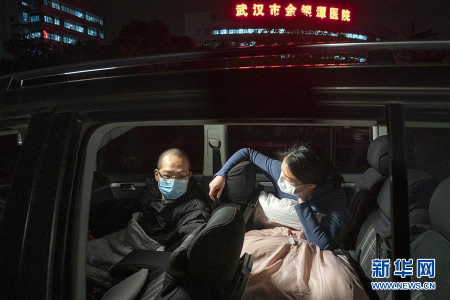 （一線抗疫群英譜&middot;圖文互動）（4）特寫：為節(jié)省10分鐘，這對醫(yī)護夫妻&ldquo;以車為家&rdquo;