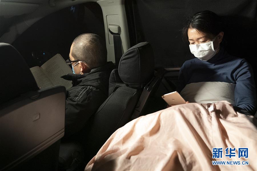 （一線抗疫群英譜&middot;圖文互動）（5）特寫：為節(jié)省10分鐘，這對醫(yī)護夫妻&ldquo;以車為家&rdquo;
