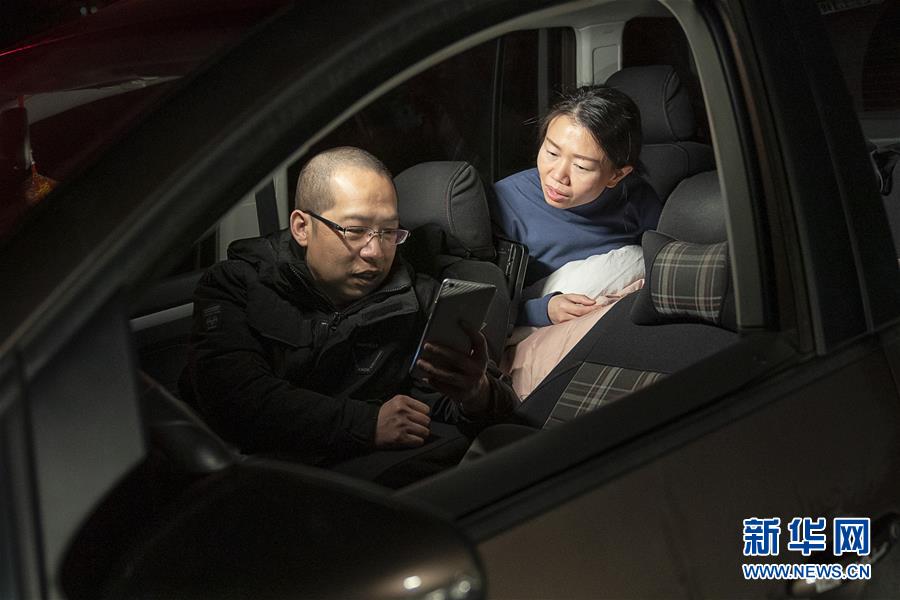 （一線抗疫群英譜&middot;圖文互動）（7）特寫：為節(jié)省10分鐘，這對醫(yī)護夫妻&ldquo;以車為家&rdquo;